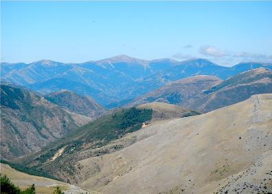 Imagen secundaria 1 - Pista de subida a Santa Inés, vista desde el Alto de los Tres Mojones y fuente de la Miel.