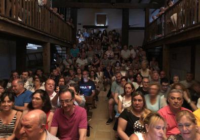 Imagen secundaria 1 - Sobre estas líneas, un momento de las Varietés Riojanas (abajo, uno de los actores en plena actuación), y público asistente a una de las funciones.