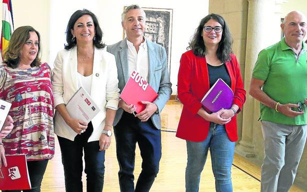 Moreno, Andreu, Ocón, Romero y Giró, ayer en el claustro del Parlamento de La Rioja. 