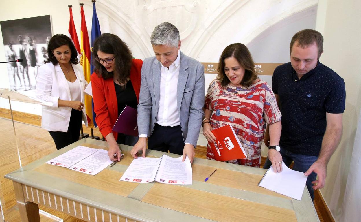 Andreu, Romero, Ocón, Moreno y Mendiola, tras rubricar el acuerdo. 