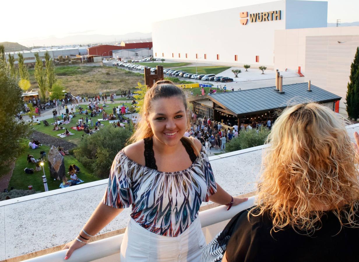 El museo Würth vivió anohe su tercera jornada musical del verano. Las propuestas musicales de los pinchadiscos Lourdes Madow y Mamily Men animaron la jornada al numeroso público que se acercó a la pradera de Agoncillo a disfrutar de la velada.