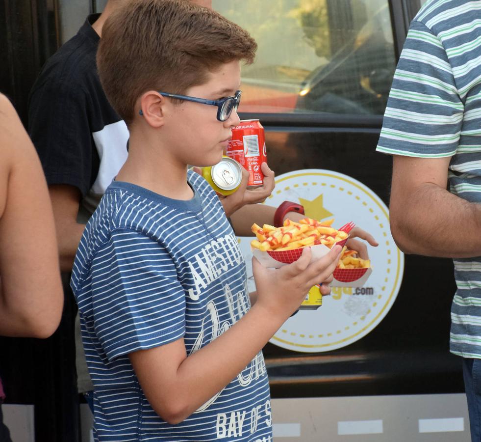 El museo Würth vivió anohe su tercera jornada musical del verano. Las propuestas musicales de los pinchadiscos Lourdes Madow y Mamily Men animaron la jornada al numeroso público que se acercó a la pradera de Agoncillo a disfrutar de la velada.