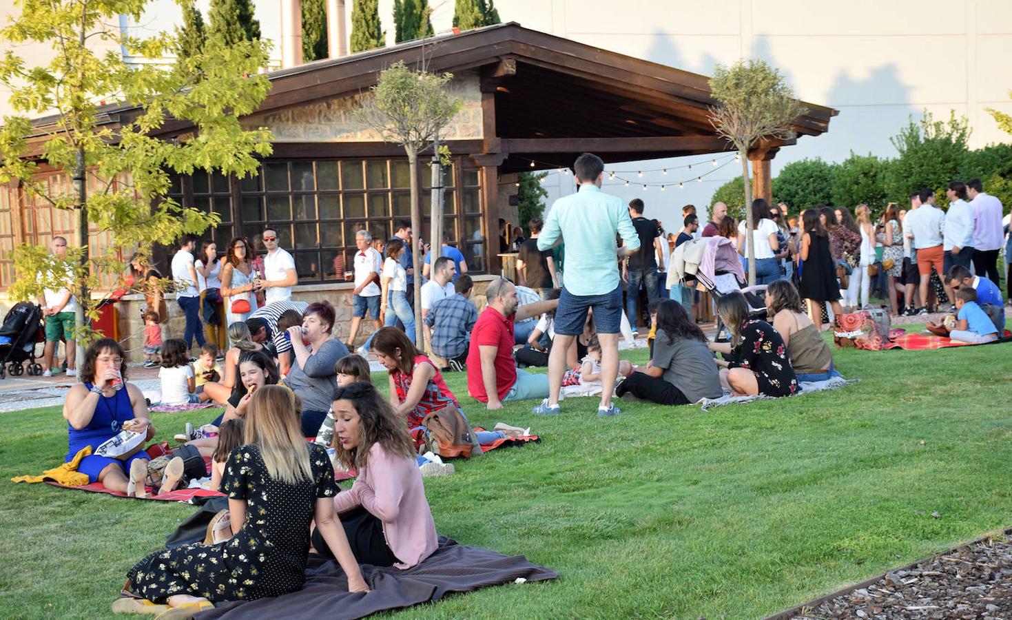 El museo Würth vivió anohe su tercera jornada musical del verano. Las propuestas musicales de los pinchadiscos Lourdes Madow y Mamily Men animaron la jornada al numeroso público que se acercó a la pradera de Agoncillo a disfrutar de la velada.