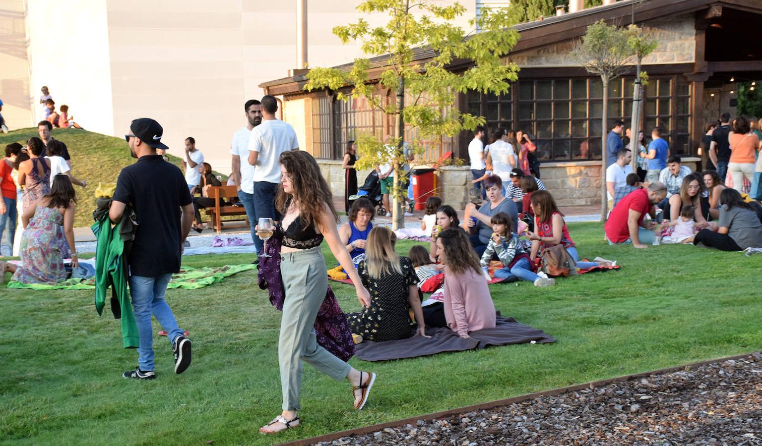 El museo Würth vivió anohe su tercera jornada musical del verano. Las propuestas musicales de los pinchadiscos Lourdes Madow y Mamily Men animaron la jornada al numeroso público que se acercó a la pradera de Agoncillo a disfrutar de la velada.