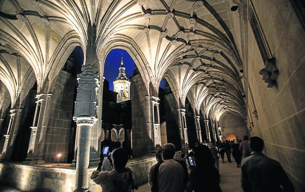 Visita en penumbra al monasterio de Yuso en San Millán de la Cogolla. 