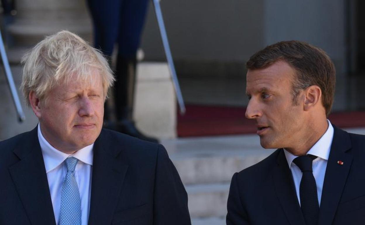 Boris Johnson conversa con Emmanuel Macron.
