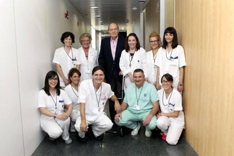 Imagen - El Rey Juan Carlos posa tras ser operado en la cadera. / Efe
