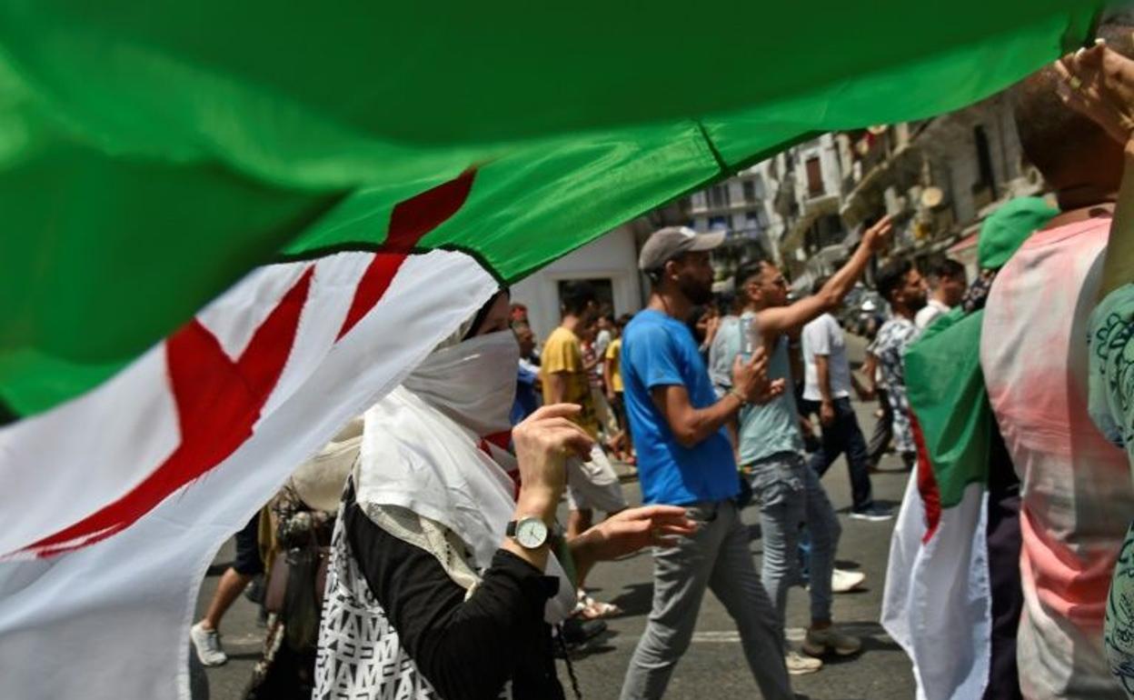 Ciudadanos argelinos se dirigen al concierto del rapero Soolking, un símbolo de las protestas contra el Gobierno. 