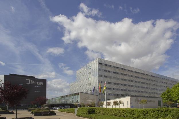 Vista del exterior del Hospital San Pedro, junto a las instalaciones del CIBIR. 