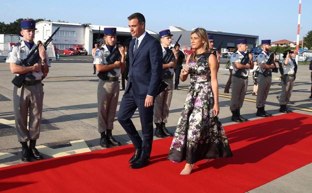 Pedro Sánchez y su esposa, Begoña Gómez, llegan a Biarritz. 