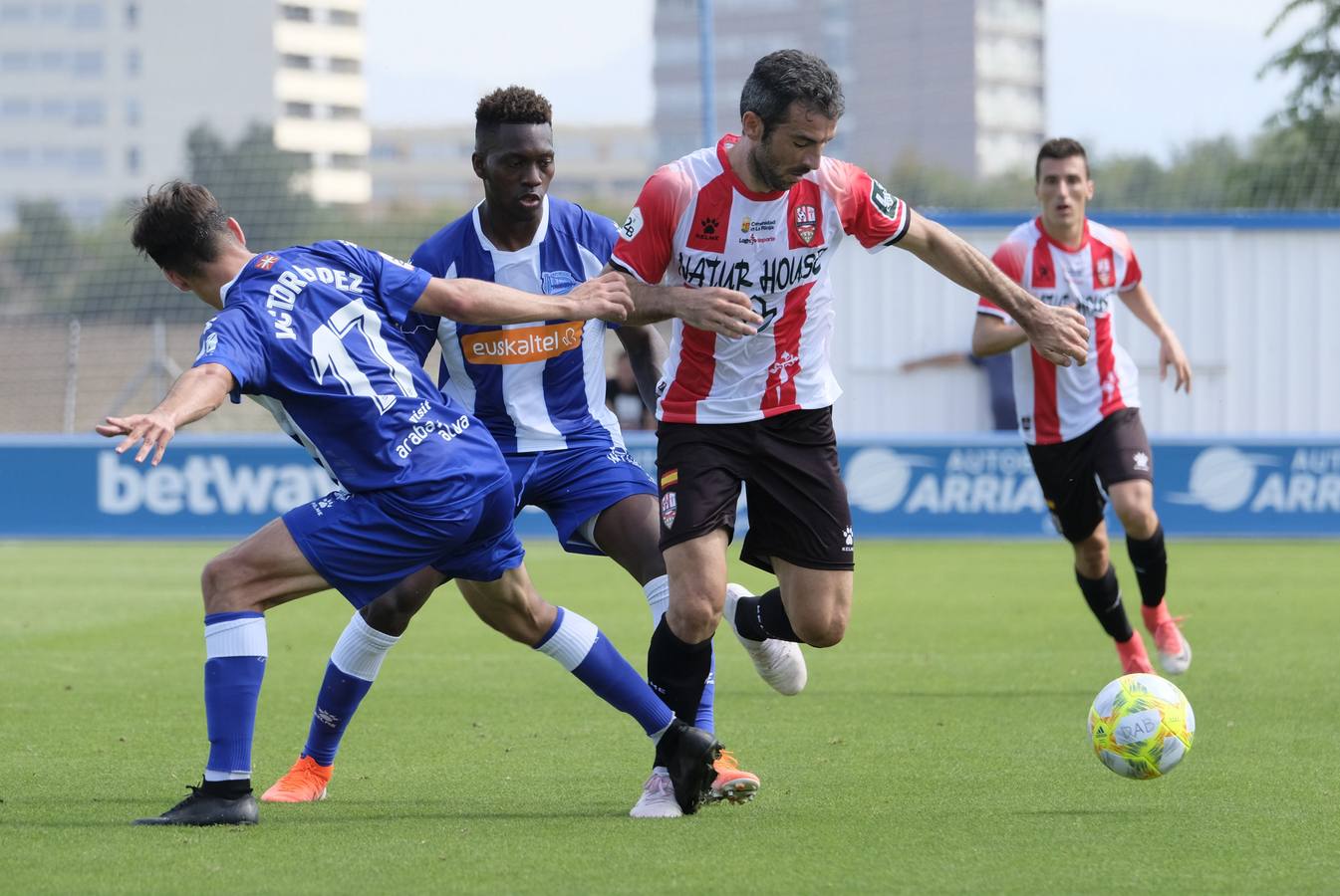 Fotos: El encuentro Alavés-UDL al que no ha faltado la afición riojana