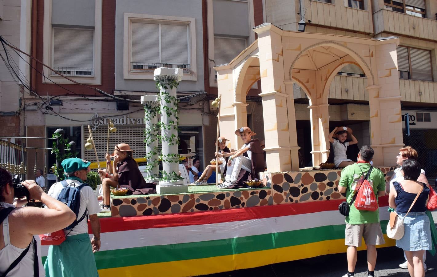 Fotos: Desfile de carrozas en las fiestas de Calahorra