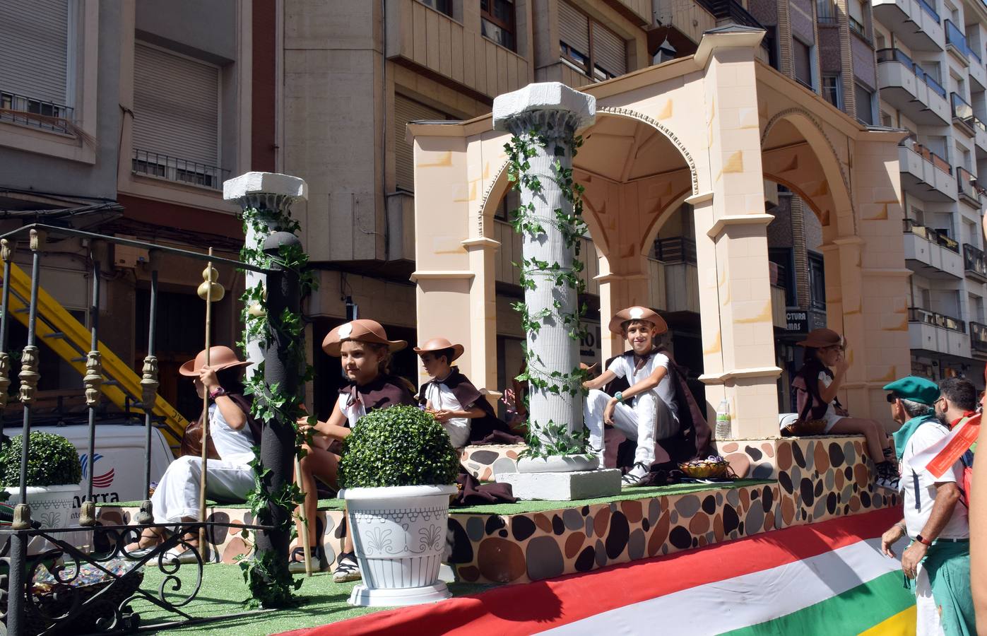 Fotos: Desfile de carrozas en las fiestas de Calahorra