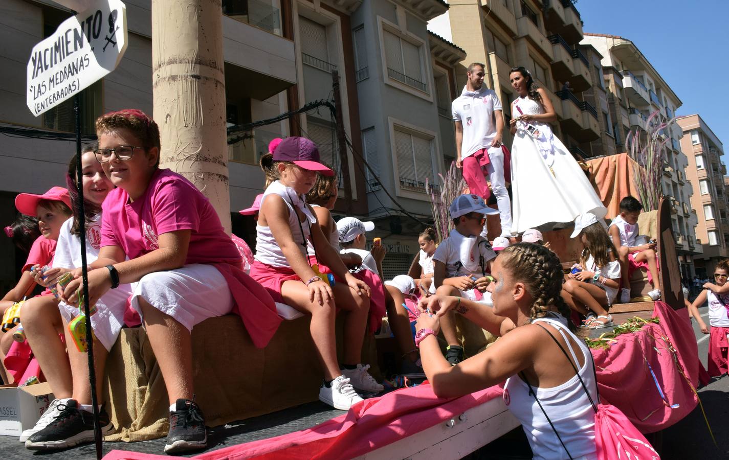 Fotos: Desfile de carrozas en las fiestas de Calahorra