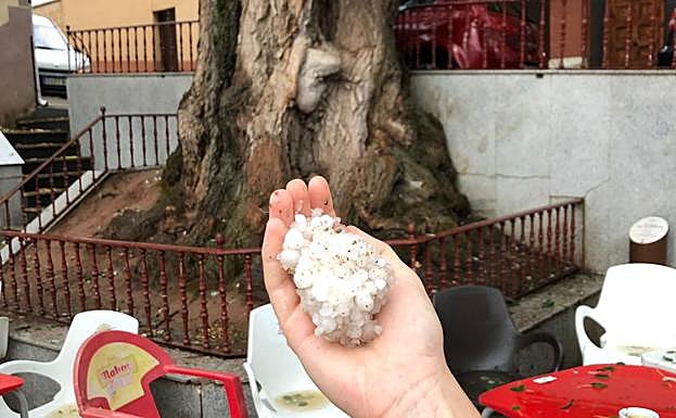 Un hombre sostiene un puñado de granizo en Tricio.