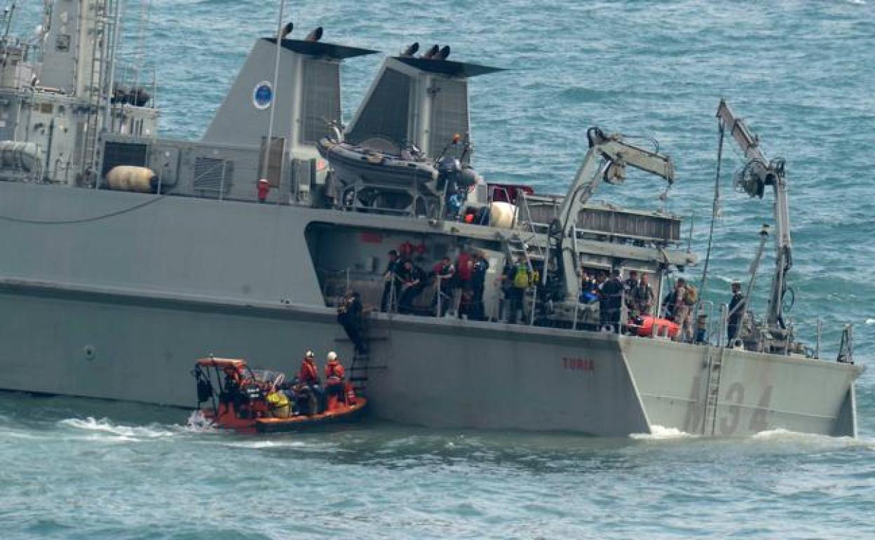 Los tripulantes del dragaminas 'Turia', descenciendo del barco.