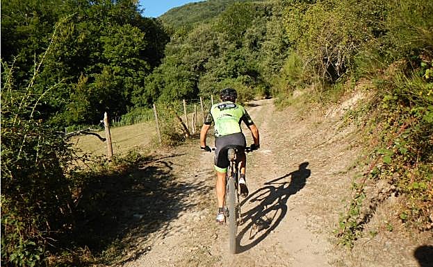 Imagen principal - Camino que remonta el valle de la Agenzana, sendero hacia Montemediano y Pradillo
