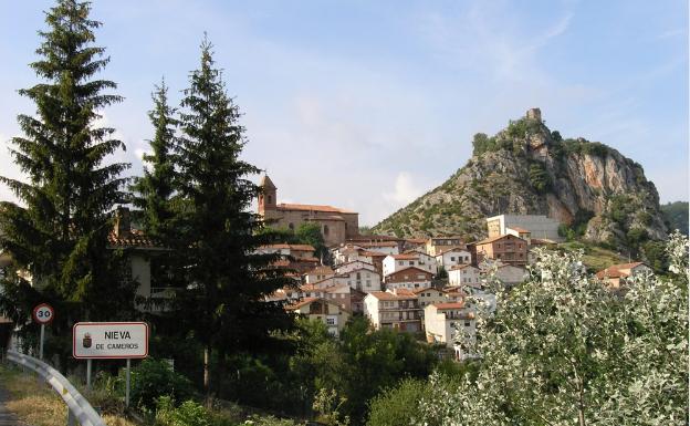 Vista de Nieva de Cameros desde la carretera de acceso al pueblo 