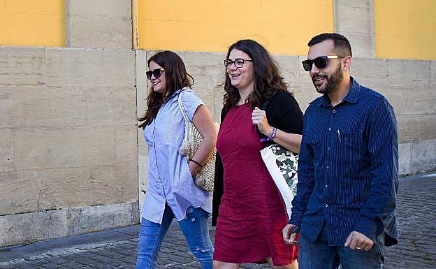 Martín, a la izquierda, llega al Parlamento junto a Raquel Romero y Mario Herrera, uno de los negociadores llegados de Castilla La Mancha 