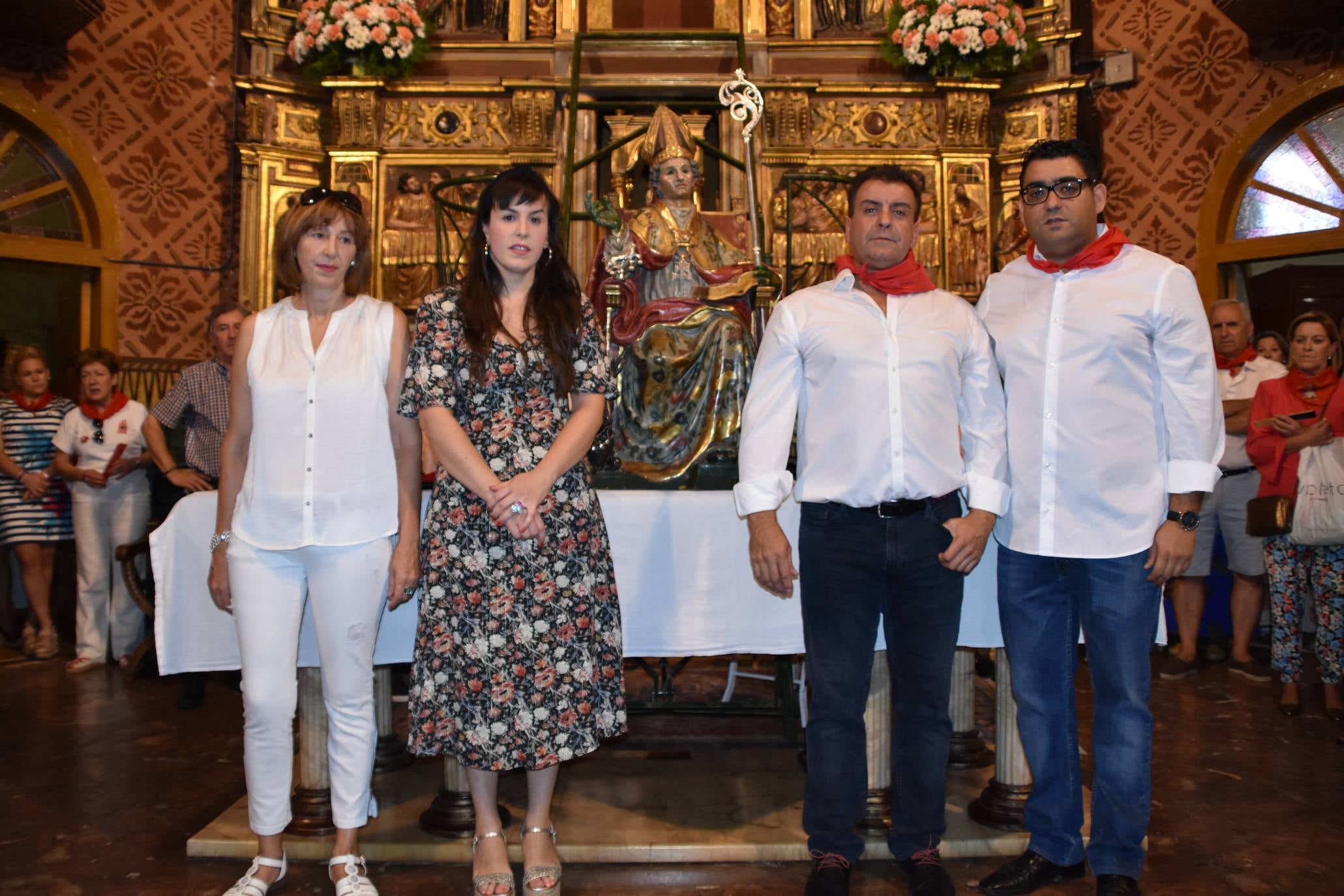 La imagen de San Gil en el altar mayor, con los mayordomos de este año