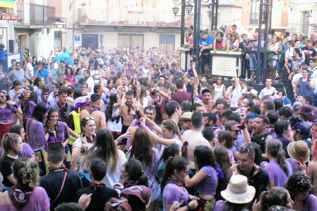 Con el cohete las calles de Cenicero se llenaron de fiesta. :: F. D.