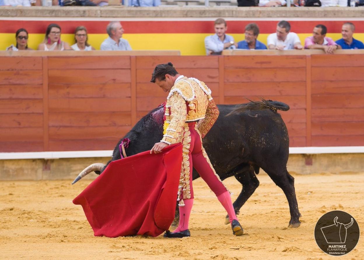 Cambio de mano a la velocidad del caracol de Urdiales ayer al primero de su lote en Palencia. :: a. viard