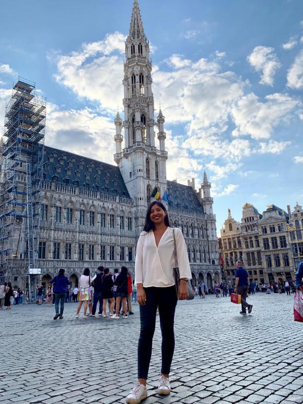 Vega posa en el centro de Bruselas, en la famosa 'Grand Place'.