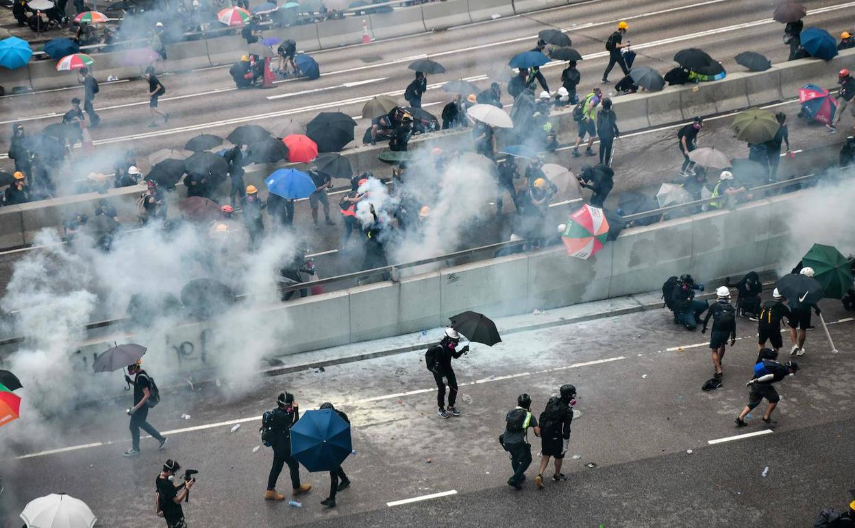 Manifestantes hongkoneses derriban las barreras que protegen el Parlamento