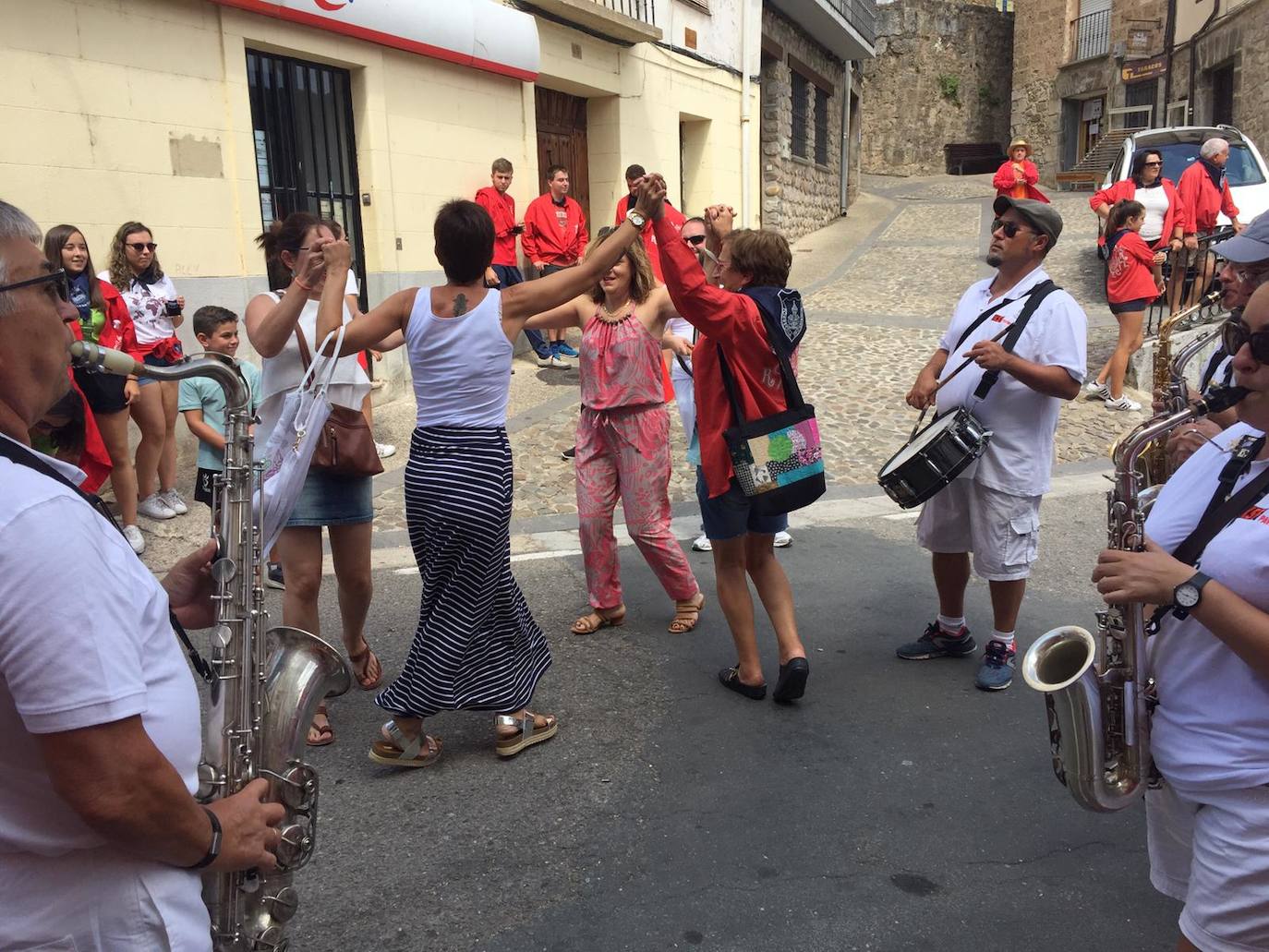 Una de la cuadrillas con integrantes de todas las edades. 