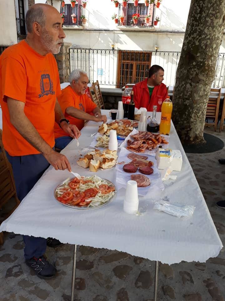 Una de la cuadrillas con integrantes de todas las edades. 