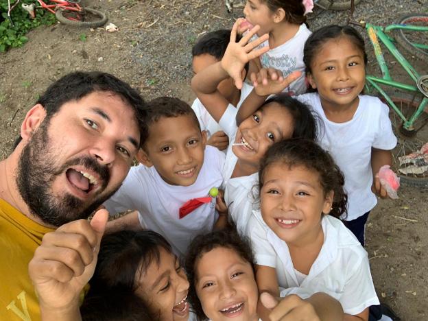 David García, en unos de sus viajes a Nicaragua con un grupo de niños de Los Cocos.