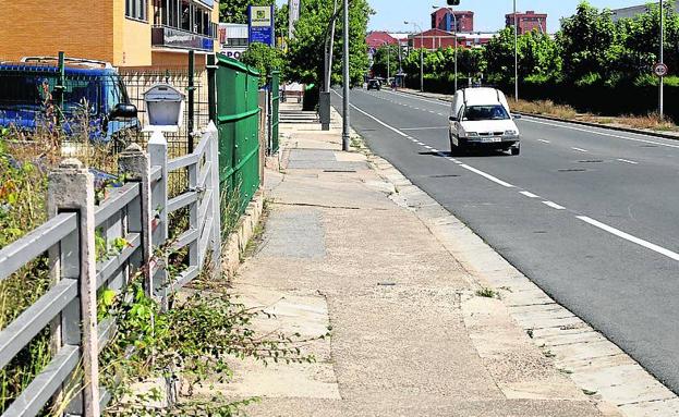 Detalle del deficiente estado de pavimento en diferentes tramos de avenida de Burgos. 