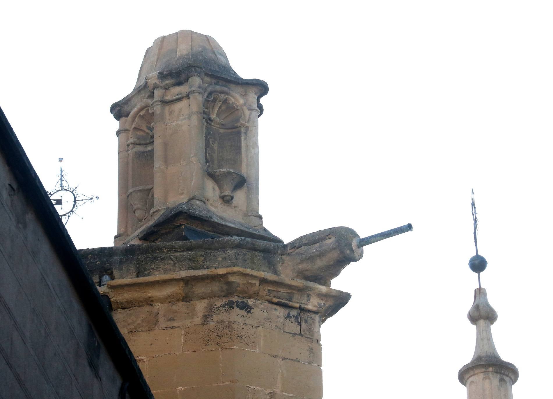 Fotos: Una grúa golpea un pináculo de La Redonda que atraviesa una cúpula y los cascotes hieren a una niña