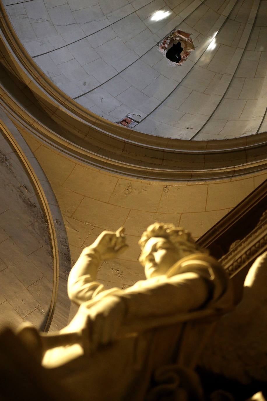 Fotos: Una grúa golpea un pináculo de La Redonda que atraviesa una cúpula y los cascotes hieren a una niña