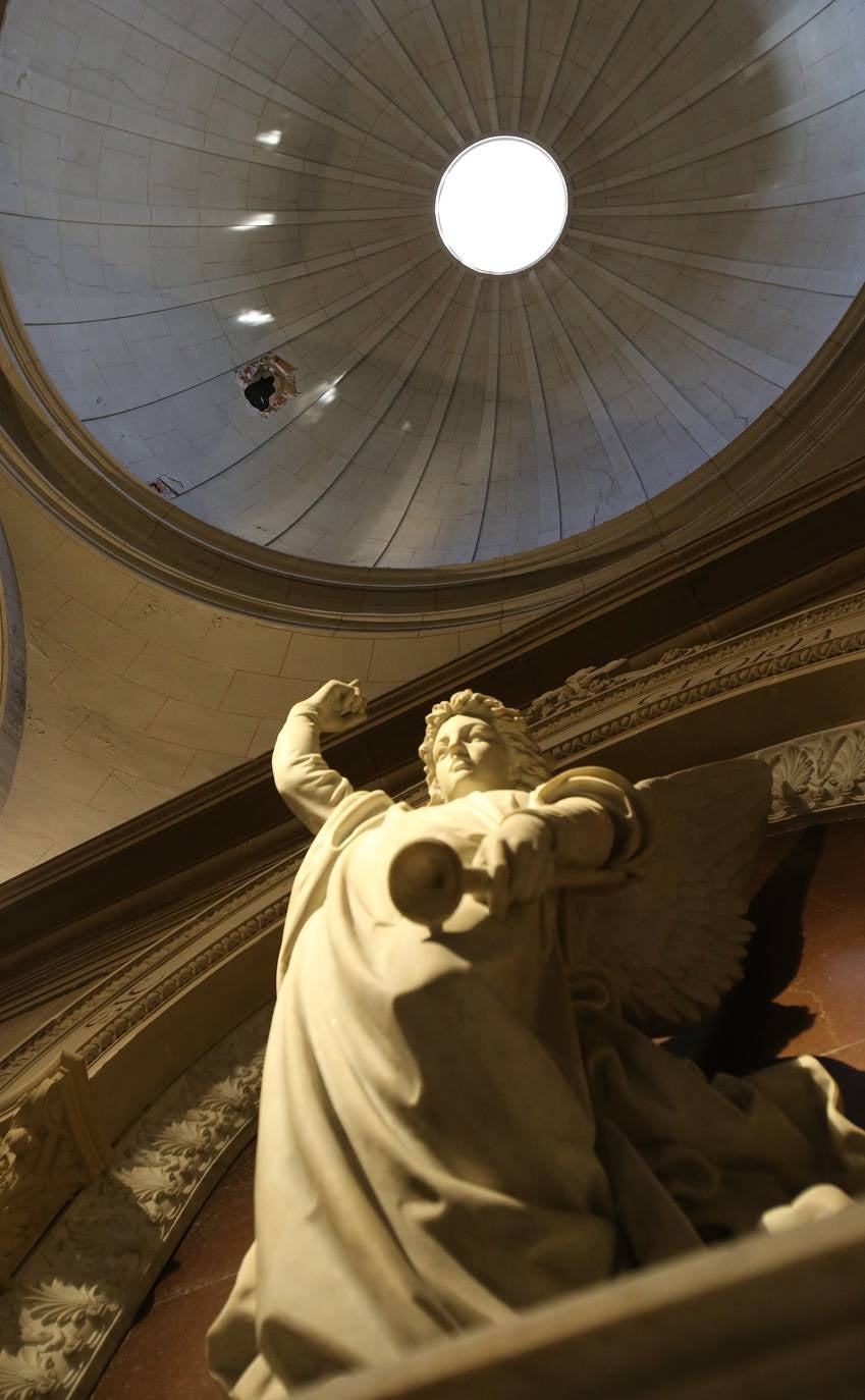 Fotos: Una grúa golpea un pináculo de La Redonda que atraviesa una cúpula y los cascotes hieren a una niña