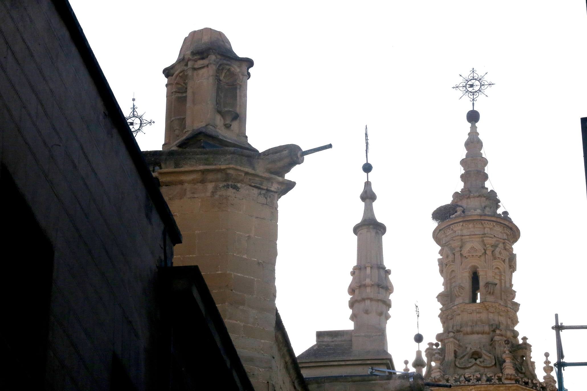 Fotos: Una grúa golpea un pináculo de La Redonda que atraviesa una cúpula y los cascotes hieren a una niña