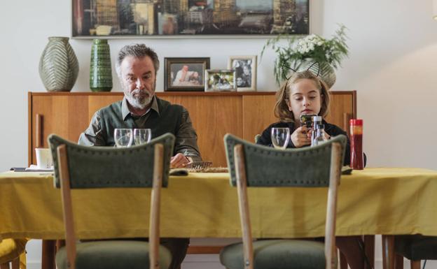 Óscar Martínez, un abuelo analógico, y su nieta digital, Mafalda Carbonell.