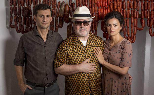 Pedro Almodóvar entre dos de los actores de 'Dolor y gloria', Raúl Arévalo y Penélope Cruz.