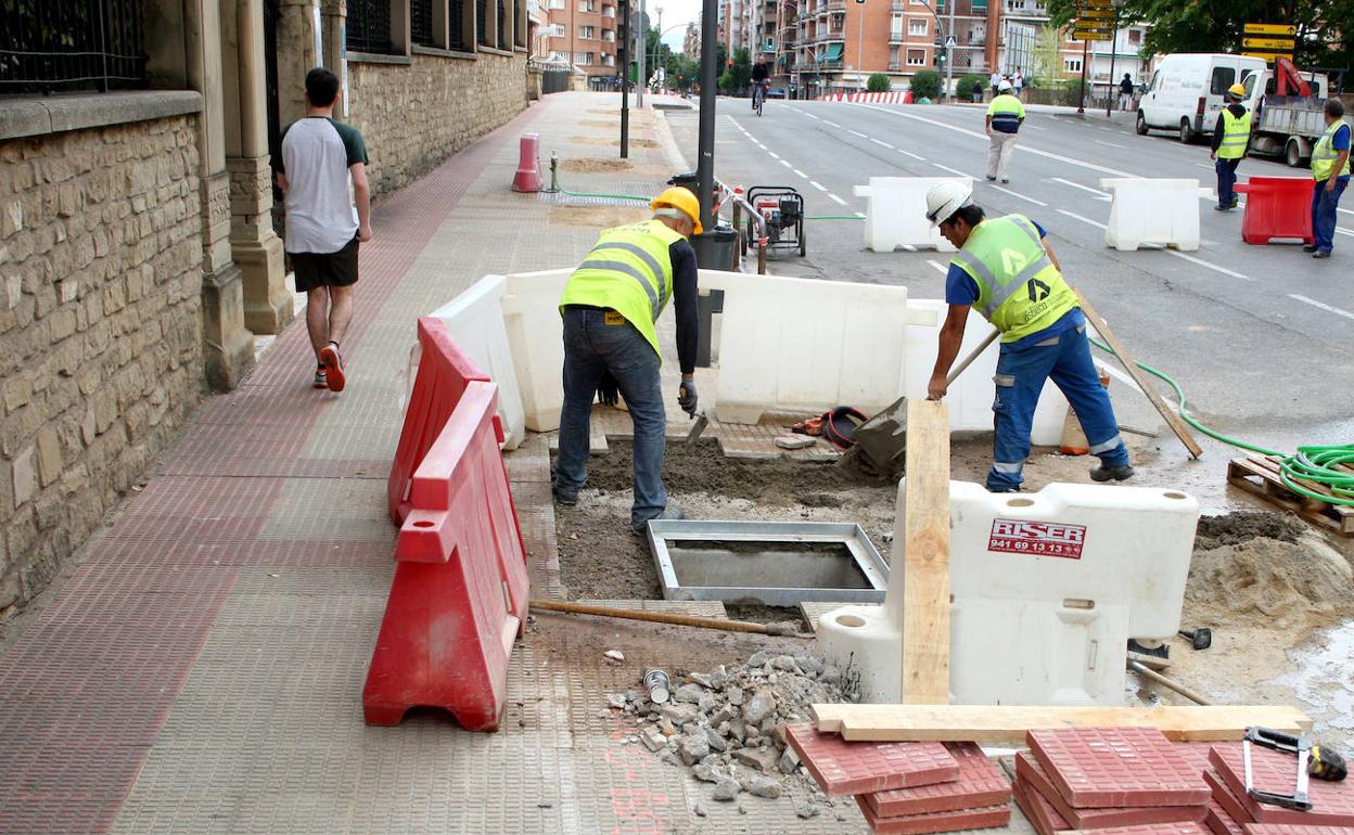 Unos obreros trabajan en Vara de Rey, este jueves