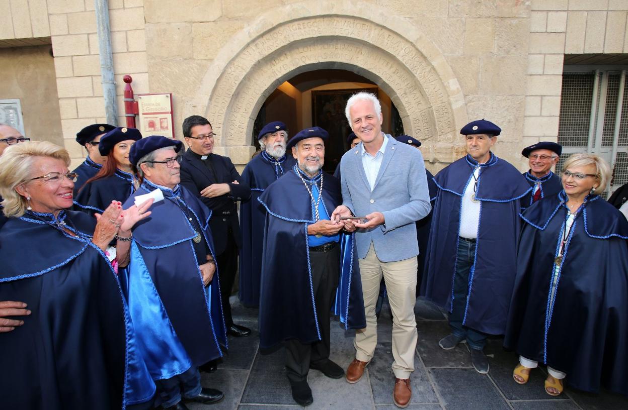 Acto oficial de la entrega de la llave ante la ermita de San Gregorio. :: juan marín