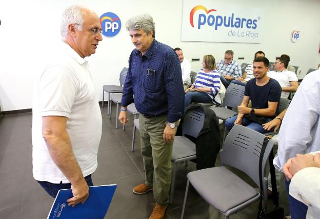 Varona, presidente actual de la FRM, al fondo a la izquierda, durante la reunión de ayer de la dirección de su partido. :: juan marín