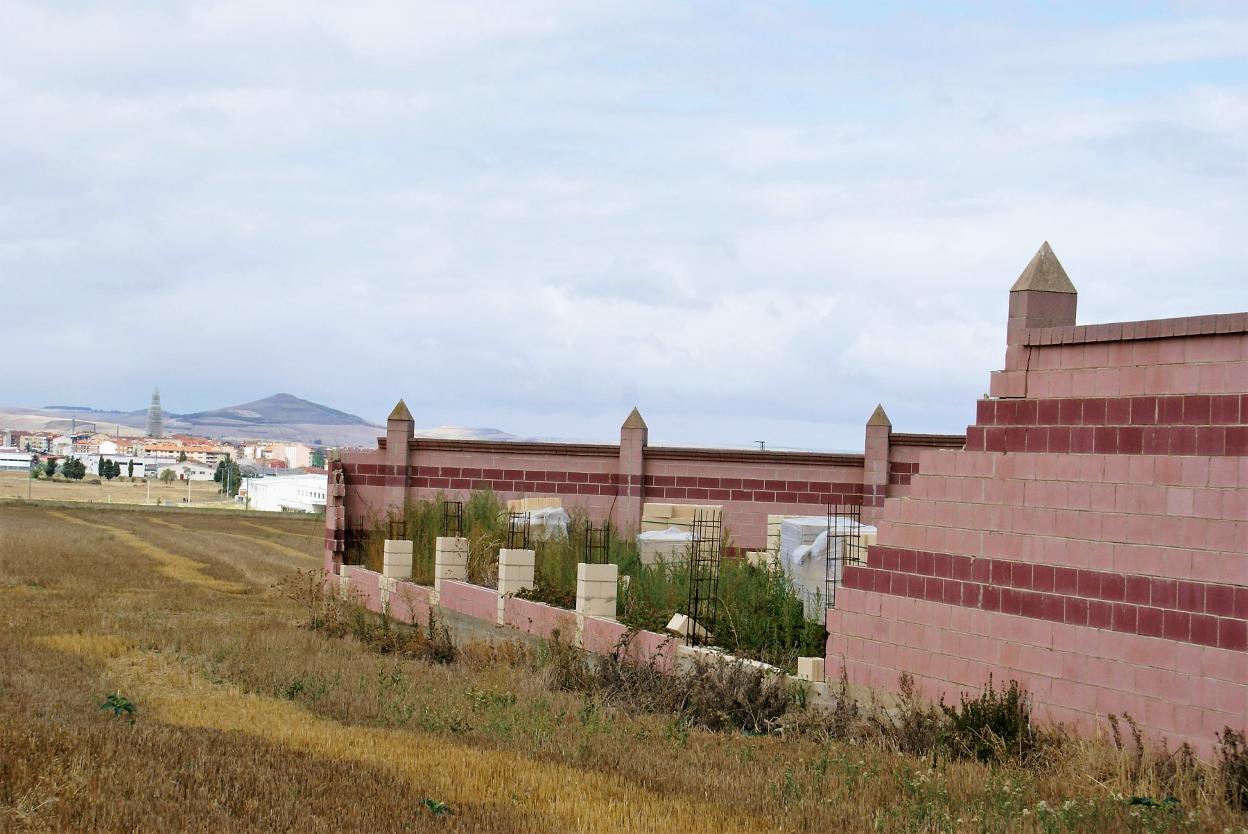 Tramo del muro trasero del cementerio calceatense que será reparado en breve. :: 