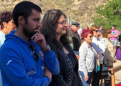 Imagen secundaria 1 - La consejera acompañó a los vecinos en la tradicional romería.