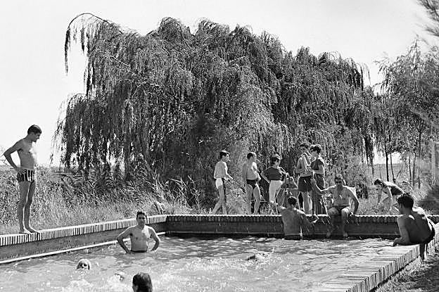 Bañistas en una piscina pública de Logroño, en una imagen antigua.