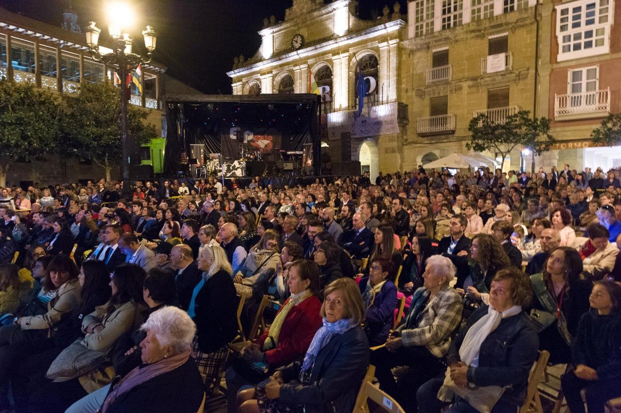 Una abarrotada Plaza de la Paz, fue el escenario elegido para la lectura del pregón de fiestas en honor a Nuestra Señora de la Vega. :: 