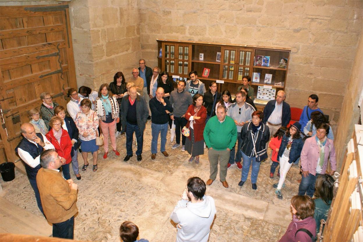 Javier Díez, con chaqueta beige, se dirige a los visitantes. :