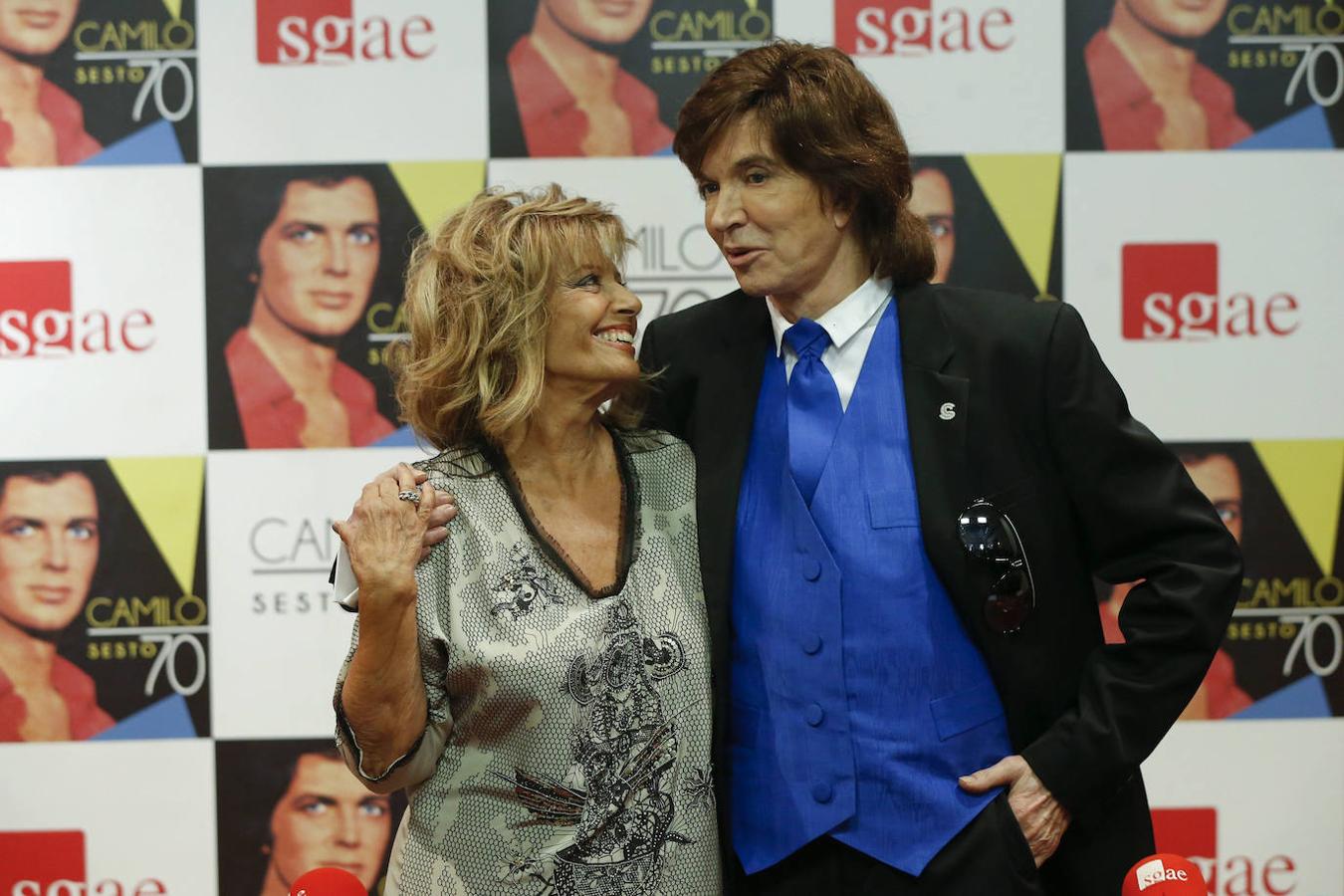 Camilo Sesto, con María Teresa Campos, durante la rueda de prensa de presentación de su disco 'Camilo 70', en septiembre de 2016