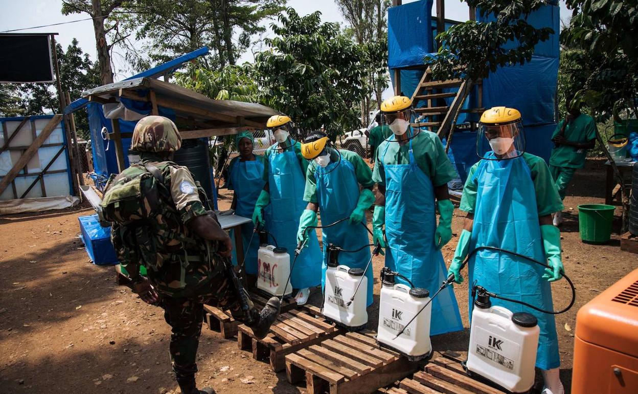 Un soldado de la ONU, en un puesto de control de ébola en Mangina (RDC).