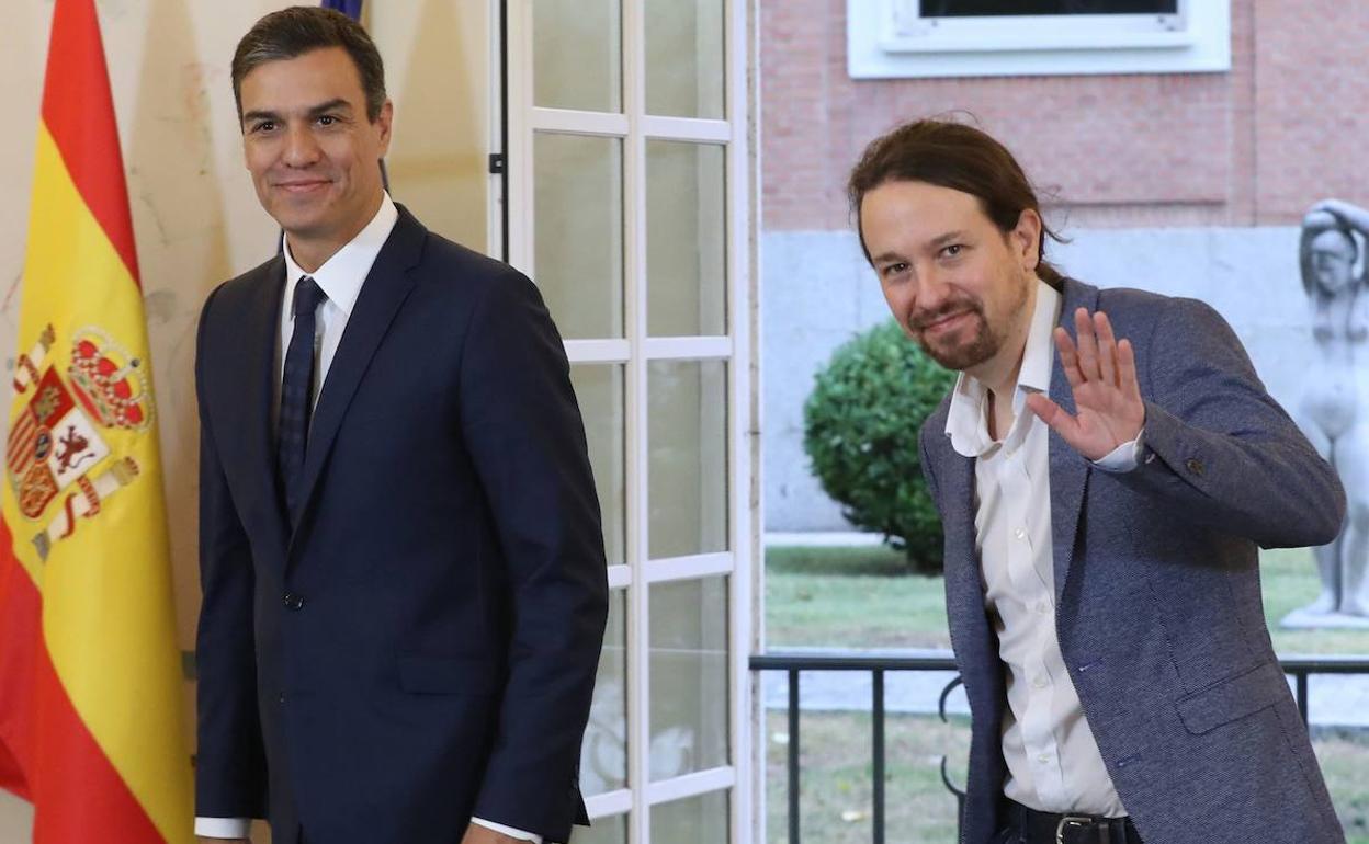 Firma del acuerdo sobre los presupuestos 2019 entre el presidente Pedro Sánchez (i) y Pablo Iglesias. 