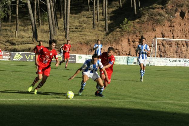 Orodea trata de controlar un balón vigilado de cerca por dos rivales alaveses.